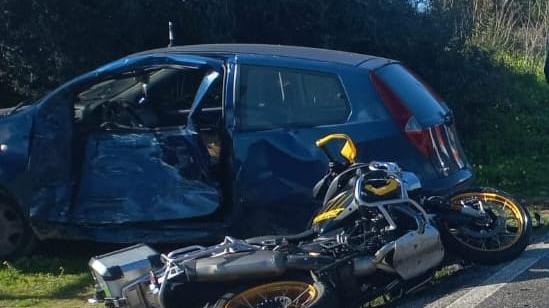 Scontro auto-moto sulla Bosa-Alghero: grave il motociclista