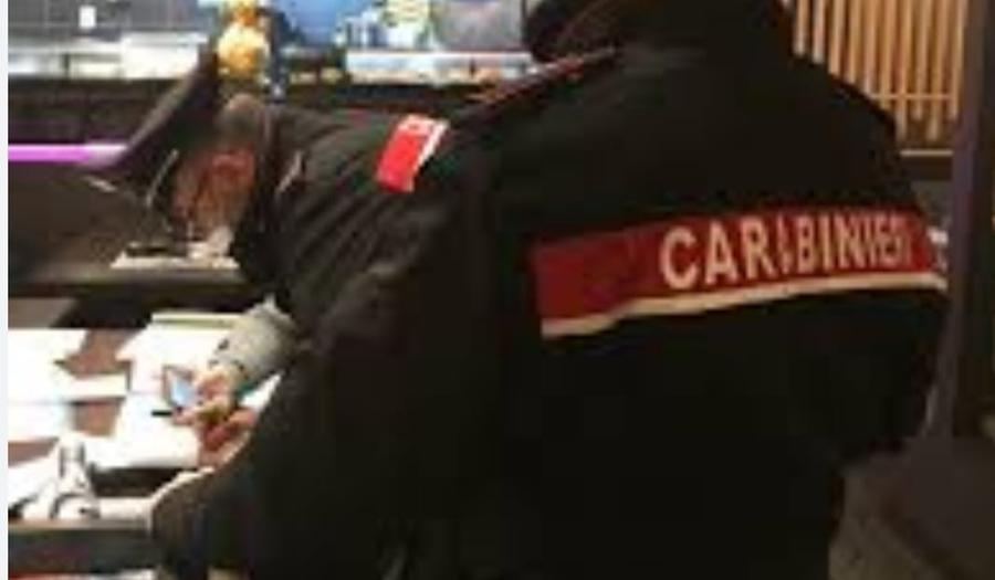 Si addormenta al ristorante, quando lo svegliano non vuole pagare il conto e aggredisce ristoratore e carabinieri