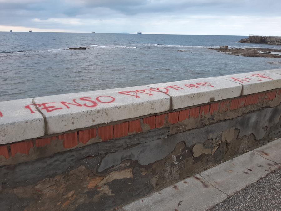 Livorno, anche le spallette del lungomare imbrattate dalle scritte