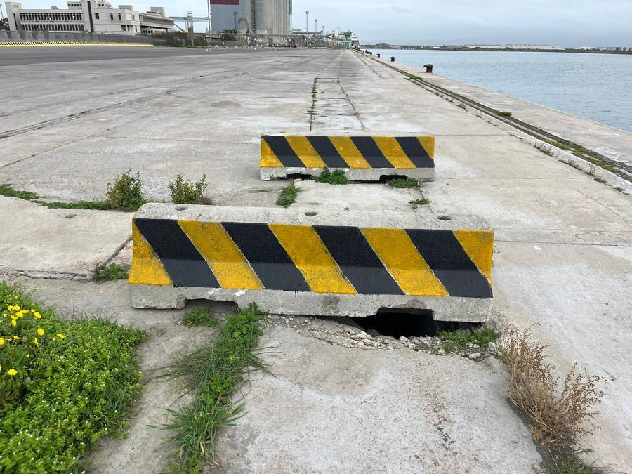 
	Una banchina del porto industriale di Oristano-Santa Giusta

