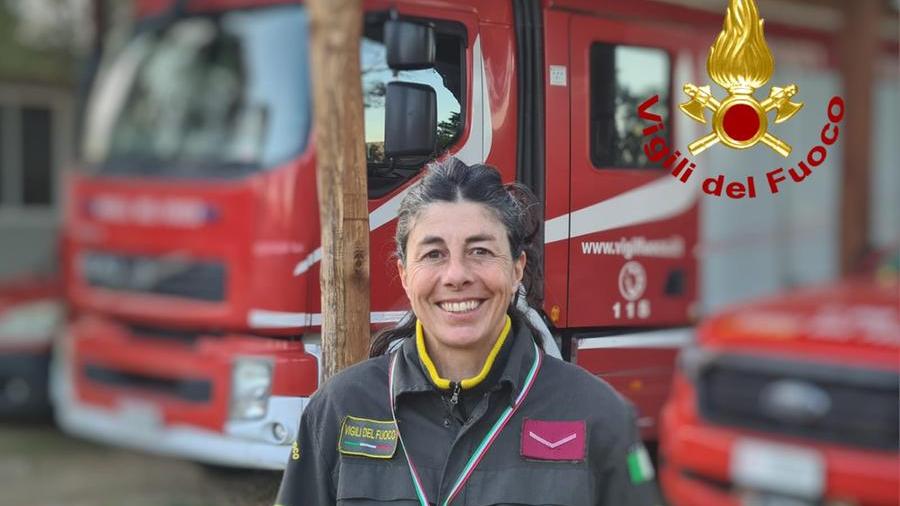 Arzachena, la vigilessa del fuoco Lucia Tosi terza con il suo snowboard ai campionati di sci alpino dei pompieri