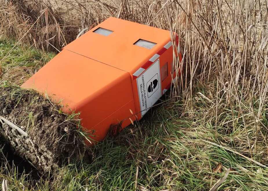 Emulo di “fleximan” a Carpi in via Cavata: sradicata la colonnina del velox