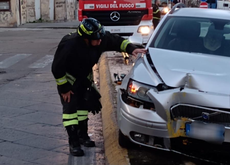 Sassari, perde il controllo dell’auto e finisce contro lo spartitraffico