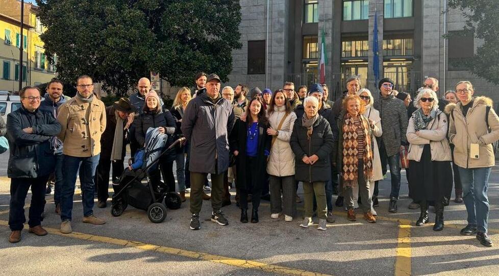Il gruppo dei residenti ieri mattina davanti al Tribunale di Pisa