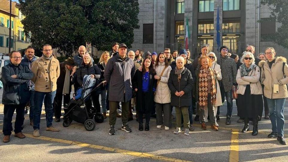Il gruppo dei residenti ieri mattina davanti al Tribunale di Pisa