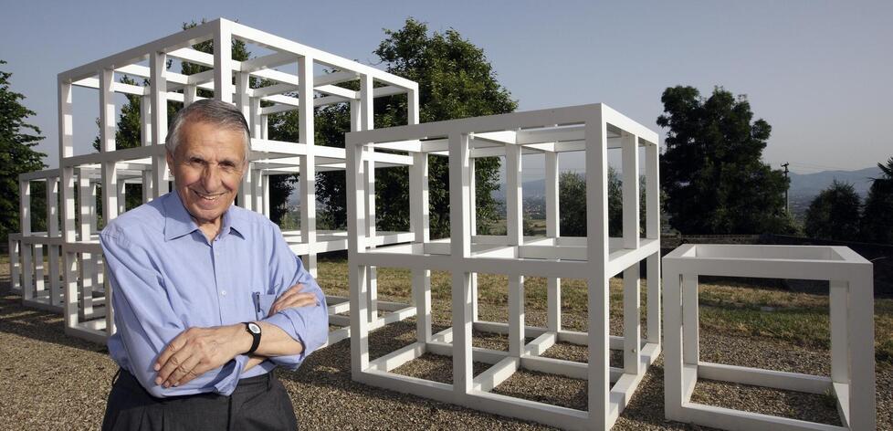 Giuliano Gori davanti a un'opera di Sol Lewitt realizzata per la Fatto ria di Celle