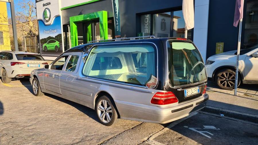 Il carro funebre sequestrato dalla polizia municipale di Prato