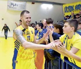 
	Mattia Venucci saluta i tifosi (foto Paolo Barlettani)

