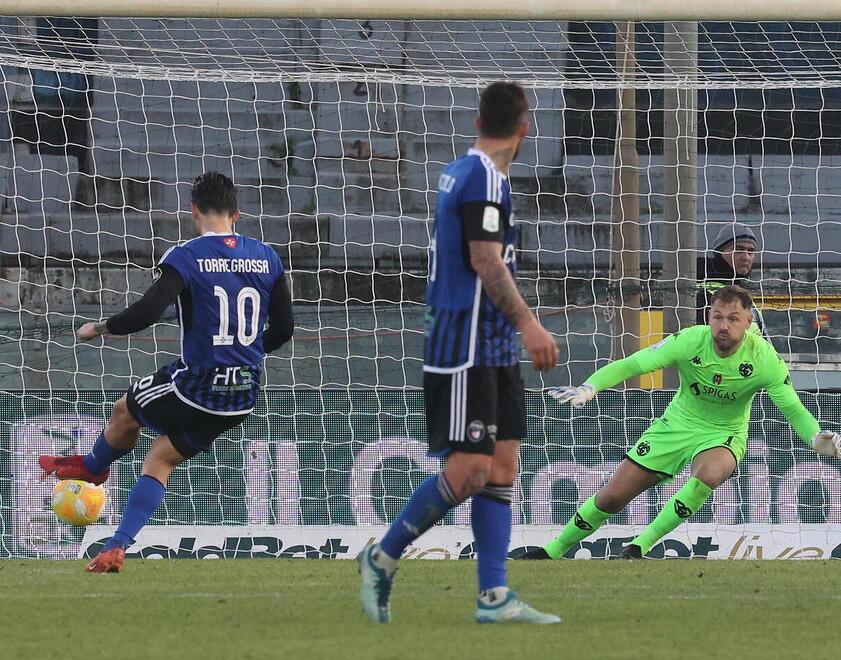 Ernesto Torregrossa realizza il gol del momentaneo 1-1 trasformando con freddezza un calcio di rigore (foto Muzzi)