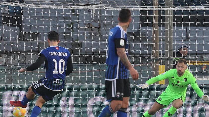 Ernesto Torregrossa realizza il gol del momentaneo 1-1 trasformando con freddezza un calcio di rigore (foto Muzzi)