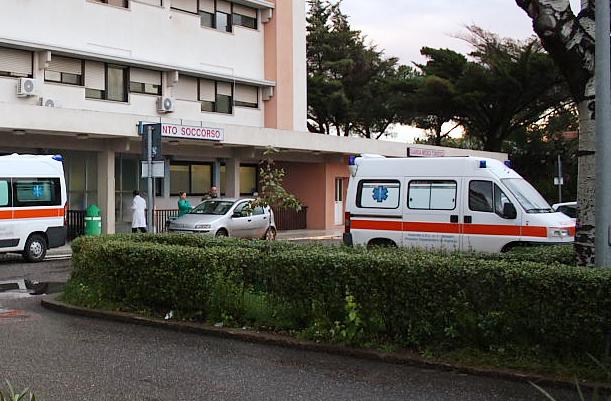 Alghero, attende troppe ore al pronto soccorso e devasta l’area triage