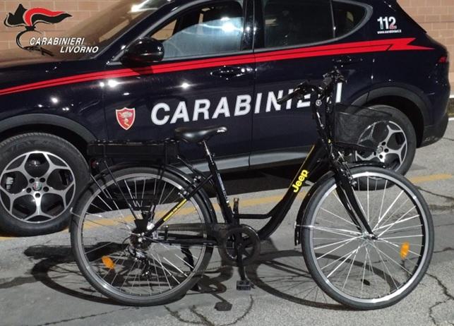 Livorno, trovato a bordo di una bici rubata: denunciato un 58enne