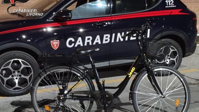 Livorno, trovato a bordo di una bici rubata: denunciato un 58enne