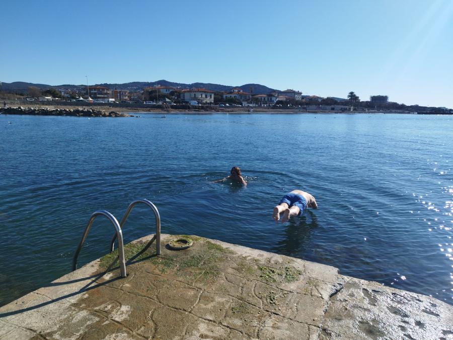 Livorno, un tuffo nel caldo di questo inverno pazzo