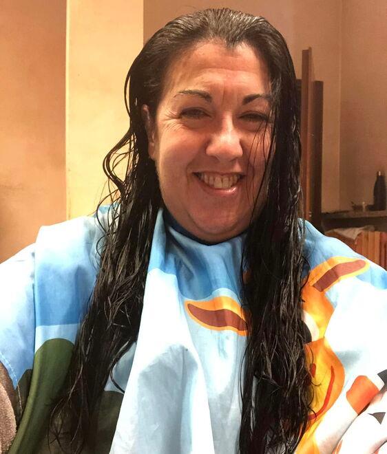 
	Cristina Ferraroni dal parrucchiere prima del taglio di capelli

