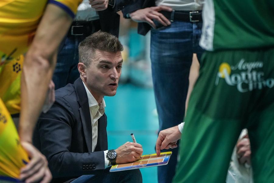 La svolta: Modena Volley esonera Petrella