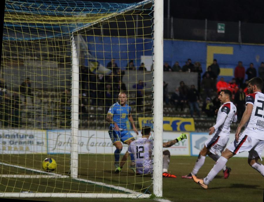 Carrarese, calcio champagne, la Torres travolta: 5-1