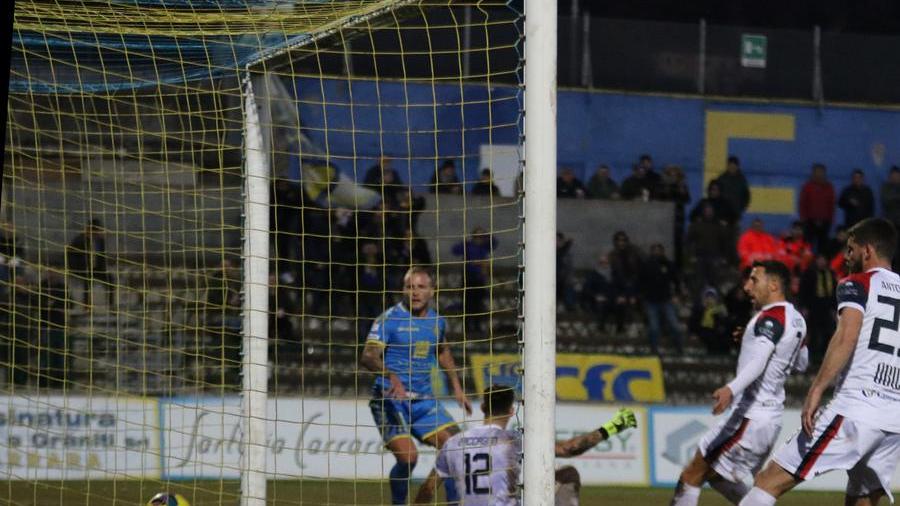 Carrarese, calcio champagne, la Torres travolta: 5-1