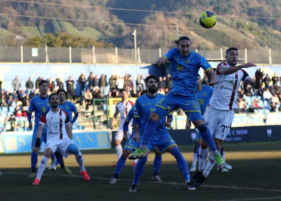 Carrara, brutto episodio: tifosi della Torres si alzano e vanno al bar al minuto di silenzio per Riva