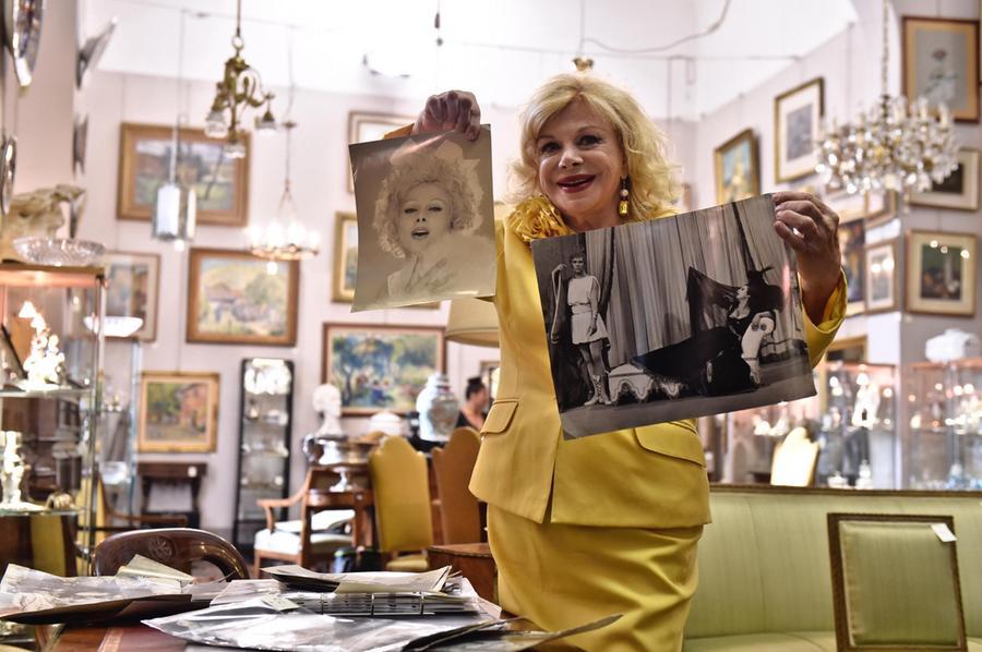 Sandra Milo con uno degli oggetti messi all' asta da lei alla maison Bibelot, Firenze, 30 settembre 2016. .ANSA/MAURIZIO DEGL INNOCENTI