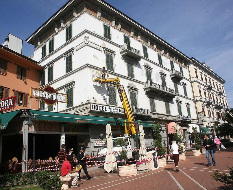 Nella foto di Nucci l’hotel Corona d’Italia sopra il bar Biondi: l’immagine si riferisce al 2007, durante una operazione di messa in sicurezza dopo il crollo di alcuni calcinacci dalla facciata esterna dell’albergo