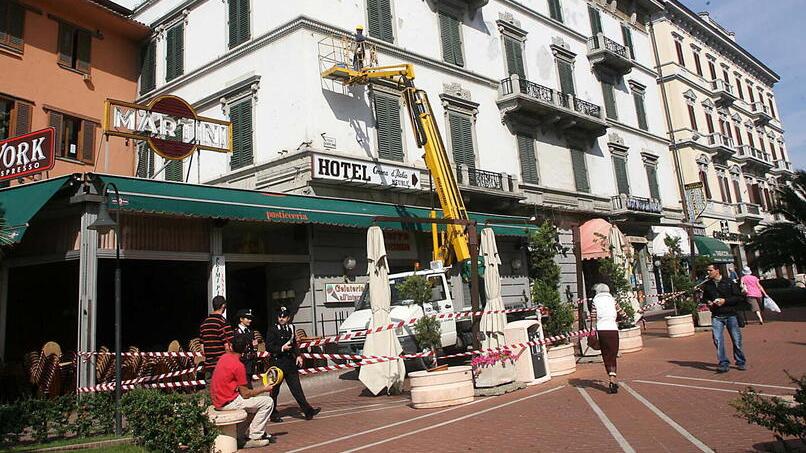 Nella foto di Nucci l’hotel Corona d’Italia sopra il bar Biondi: l’immagine si riferisce al 2007, durante una operazione di messa in sicurezza dopo il crollo di alcuni calcinacci dalla facciata esterna dell’albergo