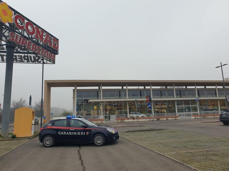 Va al supermercato con lo storditore elettrico e colpisce un amico