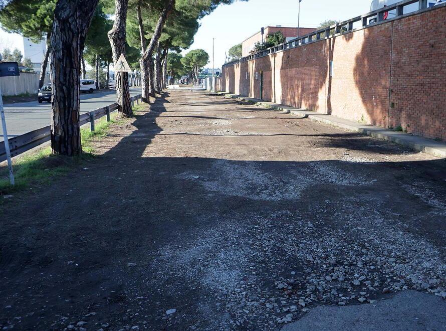 Uno dei progetti per i quali erano stati chiesti i finanziamenti era il parcheggio lungo via Dorsale nei pressi di Baker Hughes in condizioni pessime