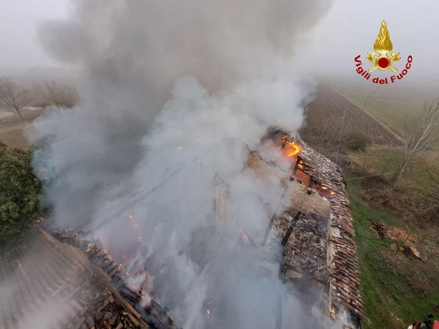 Concordia, a fuoco casa colonica