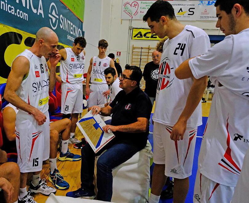 Un timeout di coach Andrea Da Prato la Swag Basket Cecina ha faticato a scardinare la fisicità avversaria