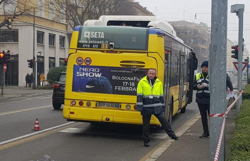 Modena, cade alla fermata del bus: è gravissimo