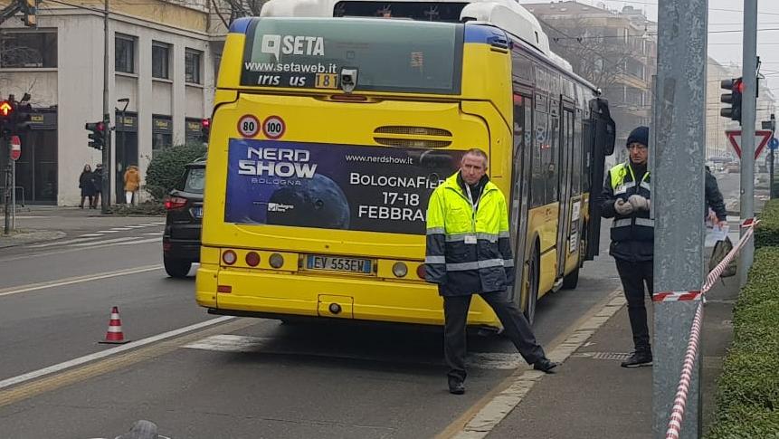 Modena, cade alla fermata del bus: è gravissimo