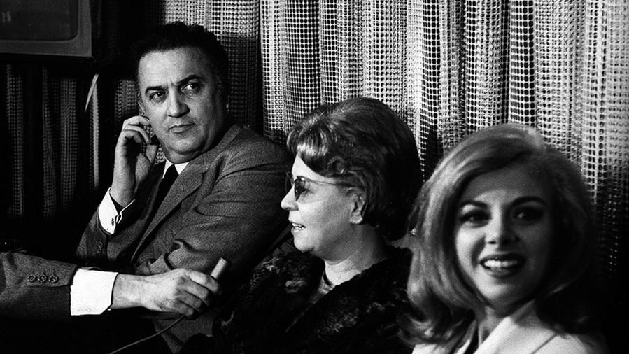 
	Il regista Federico Fellini con la moglie Giulietta Masina e l&#39;attrice&nbsp;Sandra Milo&nbsp;

