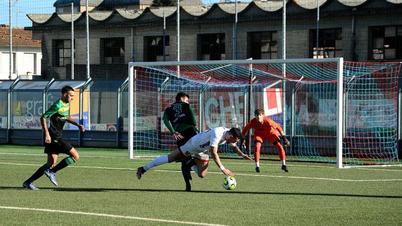 
	Carlotti steso in area, per l&rsquo;arbitro non &egrave; rigore (foto Falorni)

