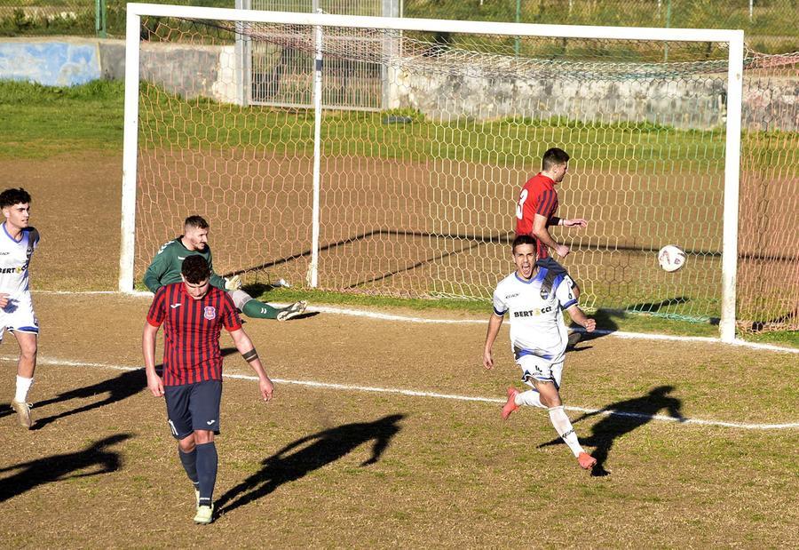 
	Lunghi spiazza il portiere dal dischetto (foto Paolo Barlettani)

