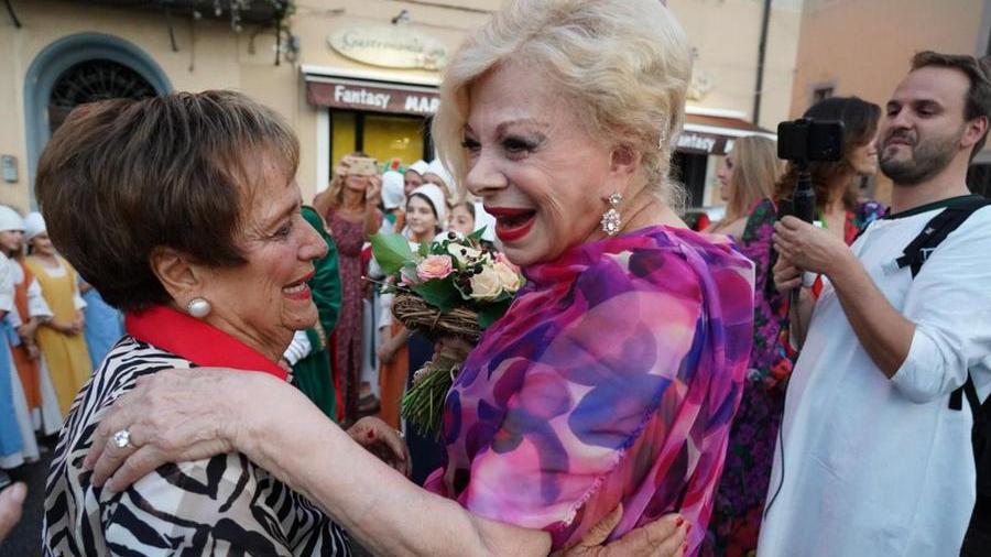 
	Sandra Milo abbraccia l&#39;amica di vecchia data Gioconda Rosati (foto Franco Silvi)

