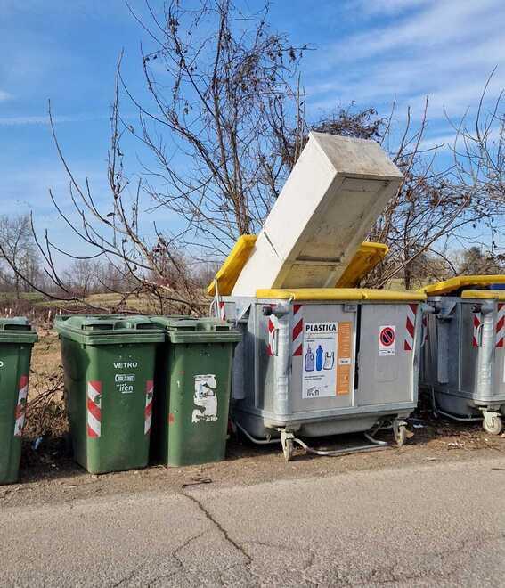 Mobile gettato dentro un cassonetto, ma per gli ingombranti Iren ritira a casa