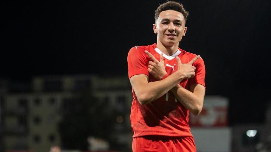 Ruben Vargas con la maglia dell’Augsburg