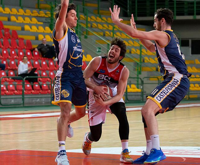 Fabio Lippi, play-guardia e uno dei punti di forza del Bc Lucca, durante un tentativo di penetrazione nell’area piccola. La sconfitta sul parquet di Castelfiorentino ha praticamente escluso la formazione biancorossa dai primi quattro posti