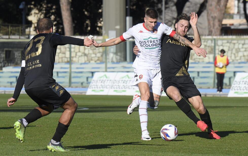 Piergiorgio Sabelli tra i migliori dei suoi lotta in mezzo al campo (foto Agenzia Bf)