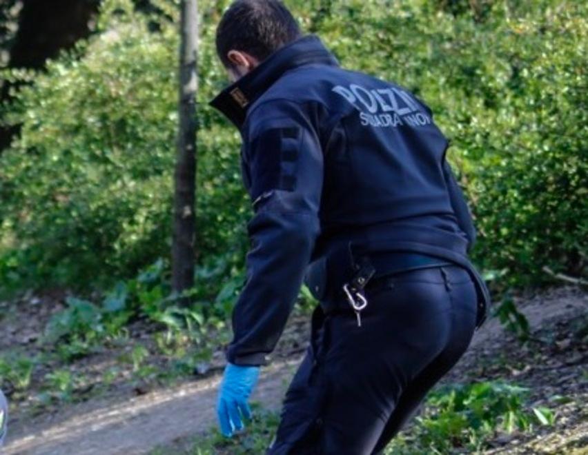 Donna trovata morta alle Cascine, ipotesi overdose, disposta l’autopsia<br>
