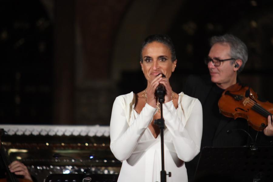 Modena, Noa in Duomo: «La mia musica è per la pace»