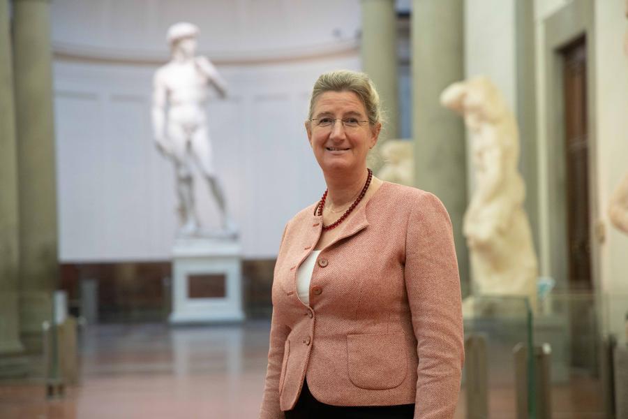 Firenze, la direttrice della Galleria dell’Accademia Hollberg: «Città preda del turismo, diventata meretrice». Poi le scuse