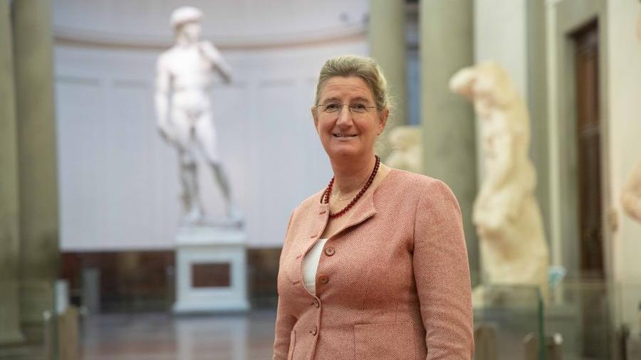 Firenze, la direttrice della Galleria dell’Accademia Hollberg: «Città preda del turismo, diventata meretrice». Poi le scuse