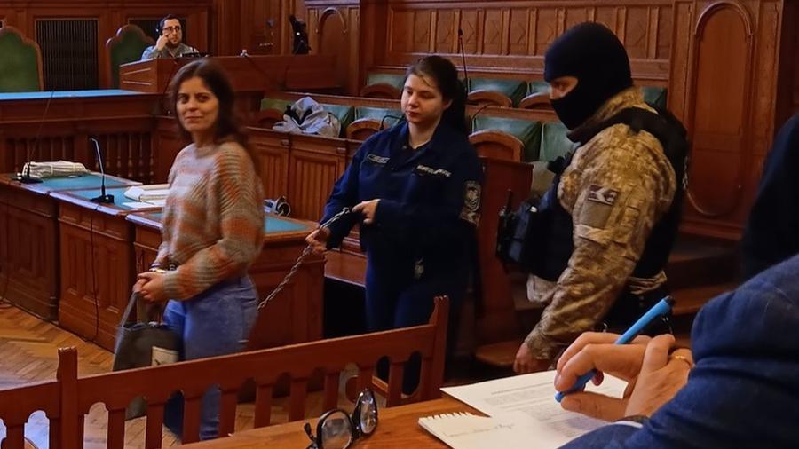 Ilaria Salis in aula ammanettata mani e piedi: «Sono innocente»