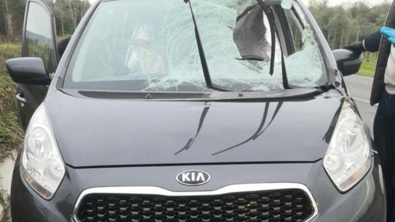 L'auto danneggiata dopo lo scontro