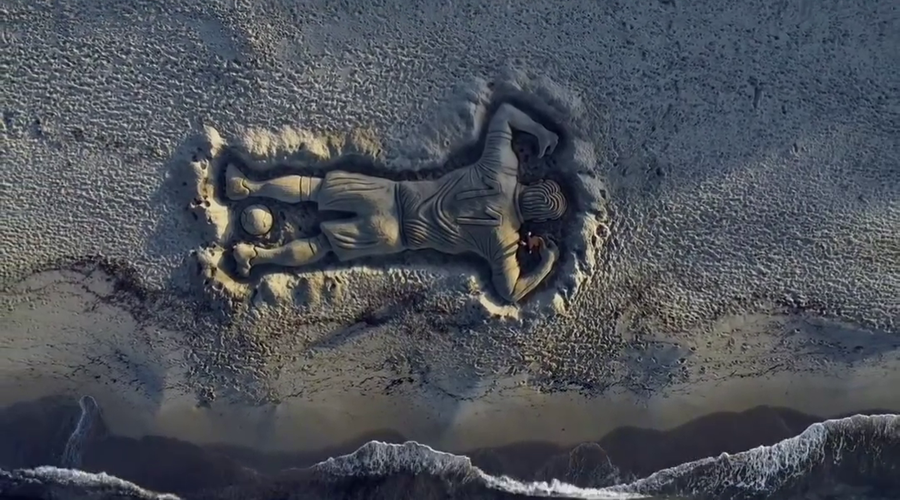 A Platamona una scultura di sabbia dedicata a Gigi Riva