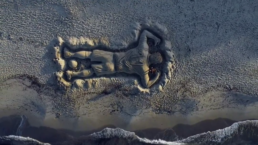 A Platamona una scultura di sabbia dedicata a Gigi Riva