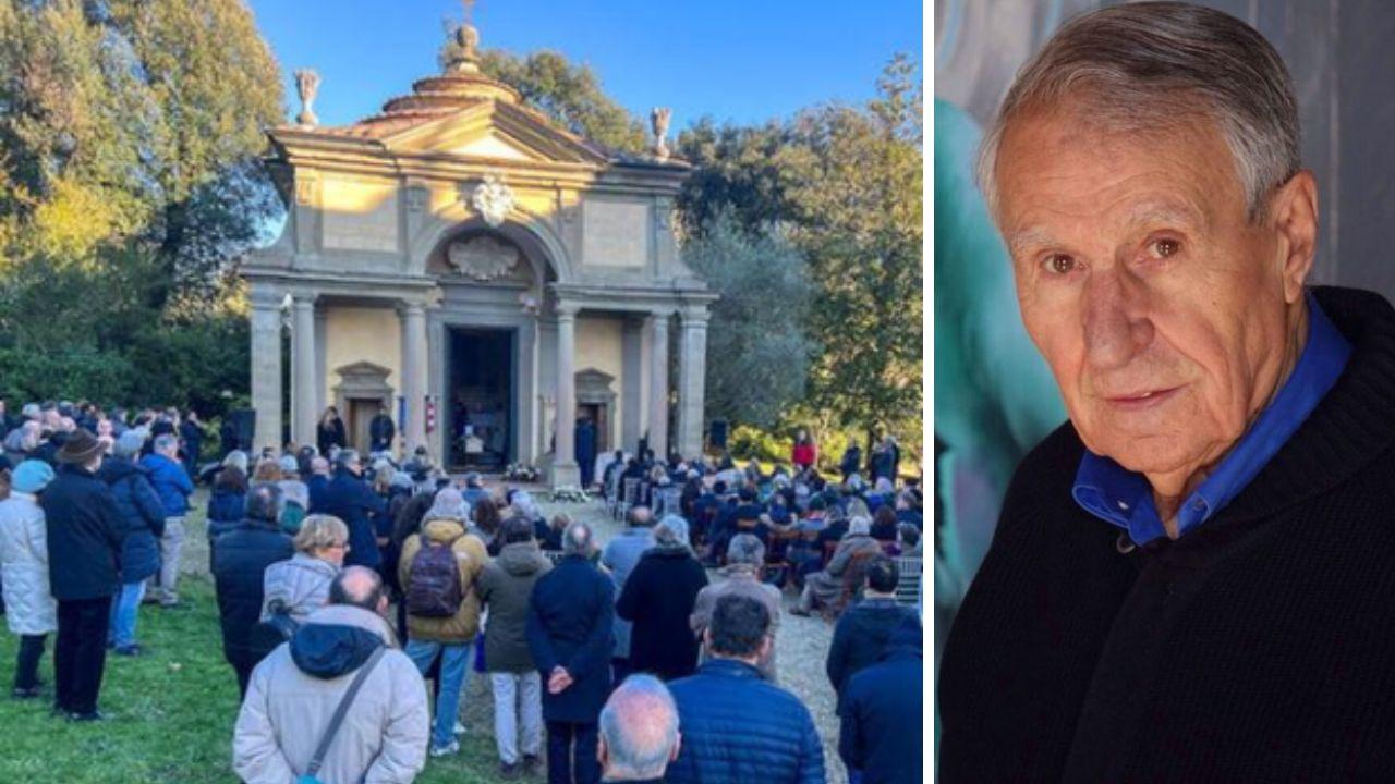 Le persone al funerale e a destra Giuliano Gori