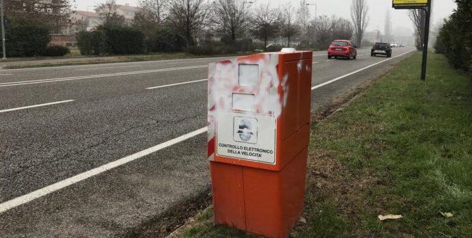 Carpi e il "caso Fleximan": adesso l’emulatore usa lo spray Imbrattato velox di via Cattani<br>
